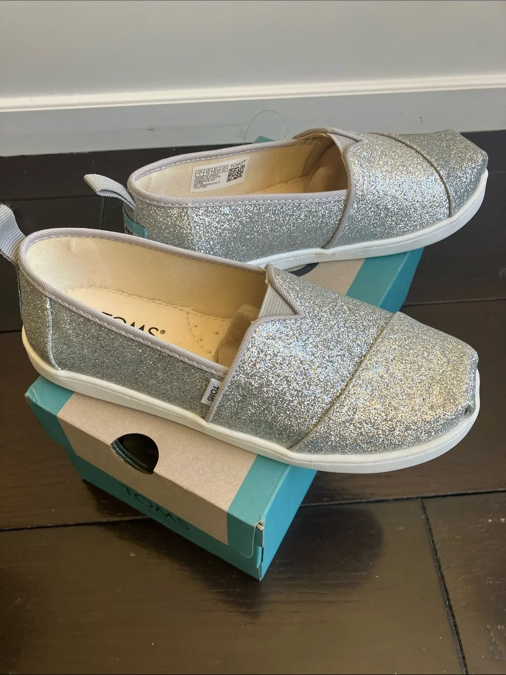 TOMS Youth Alpargata Silver Iridescent  Glimmer Slip-On Shoes Size 1 NEW IN BOX!